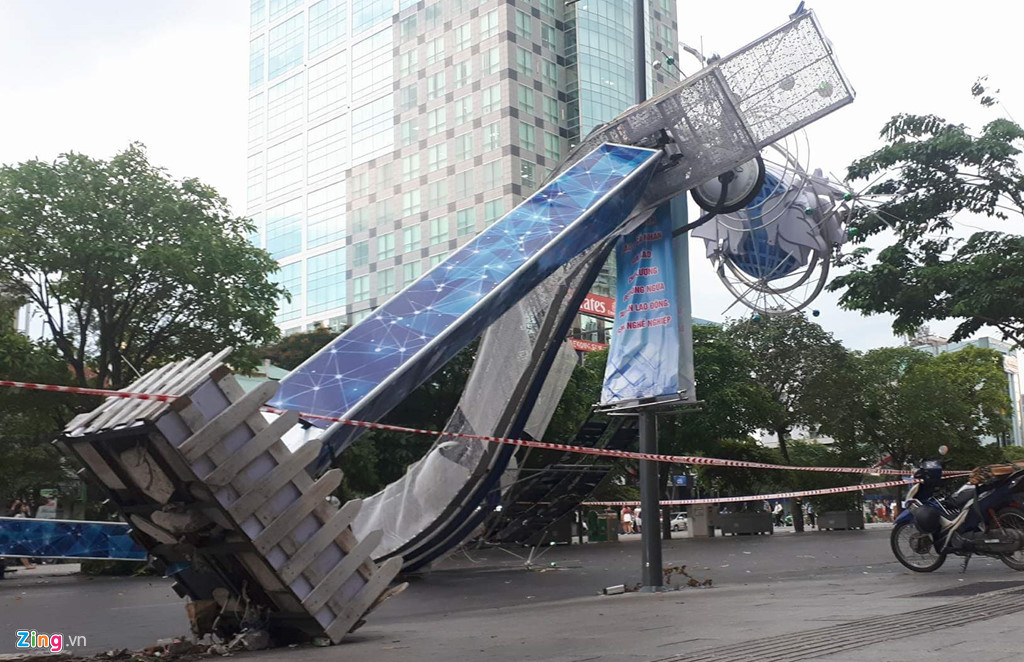 Hiện trường cổng chào phố đi bộ Nguyễn Huệ đổ sập, đè người đi đường